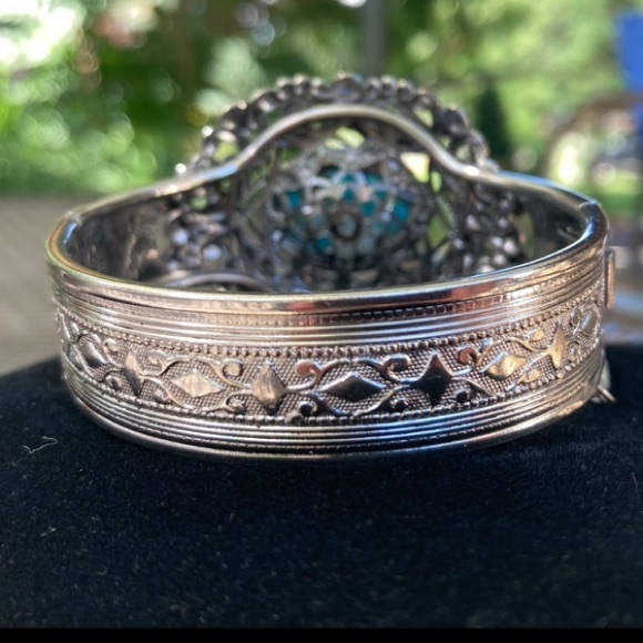 Vintage Turquoise Glass Oval Cabochon Fancy Silvertone Hinge Bangle Bracelet - Picture 15 of 16